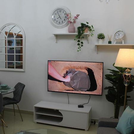 Newly Furnished One Bedroom Apartment Next To Metro & Beach In Marina Residence ดูไบ ภายนอก รูปภาพ